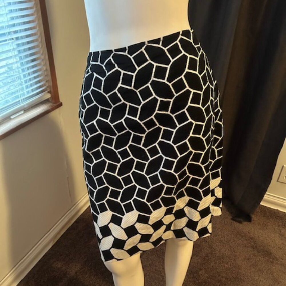 Talbots Women's Petites Black/White Geometric print A-Line skirt, size 16W